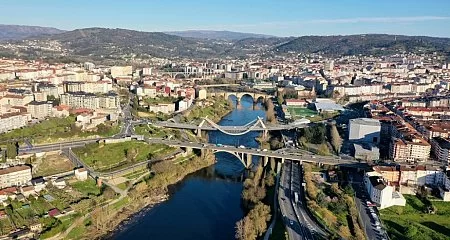Aerial view of Ourense with the Miño River and its bridges._349