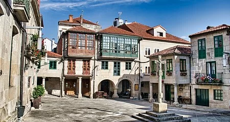 Calle típica del casco histórico de Pontevedra con arquitectura tradicional._340