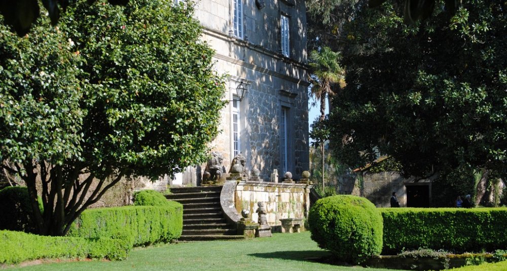 Escapada Enológica y Pazos de Galicia. La ruta de la Camelia