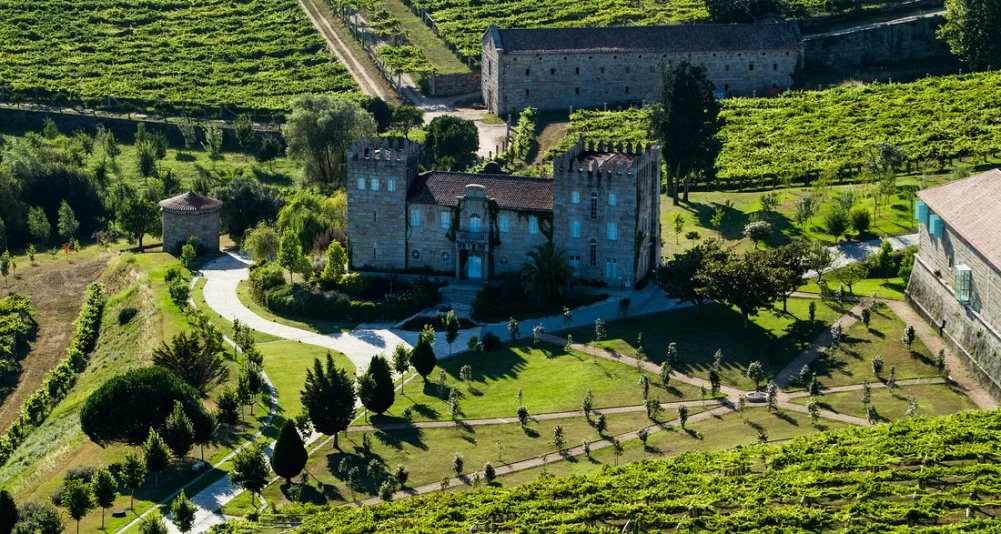 Escapada Enológica y Pazos de Galicia. La ruta de la Camelia