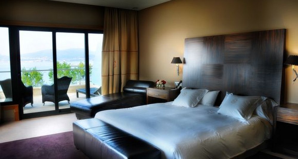 Gastro - Oenological getaway at manor houses of Galicia