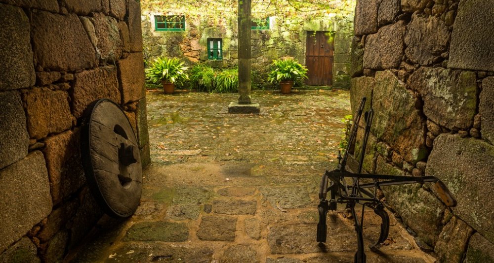 Gastro - Oenological getaway at manor houses of Galicia