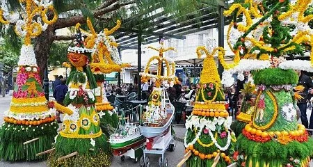 Maios: Estructuras típicas decoradas con flores y plantas.