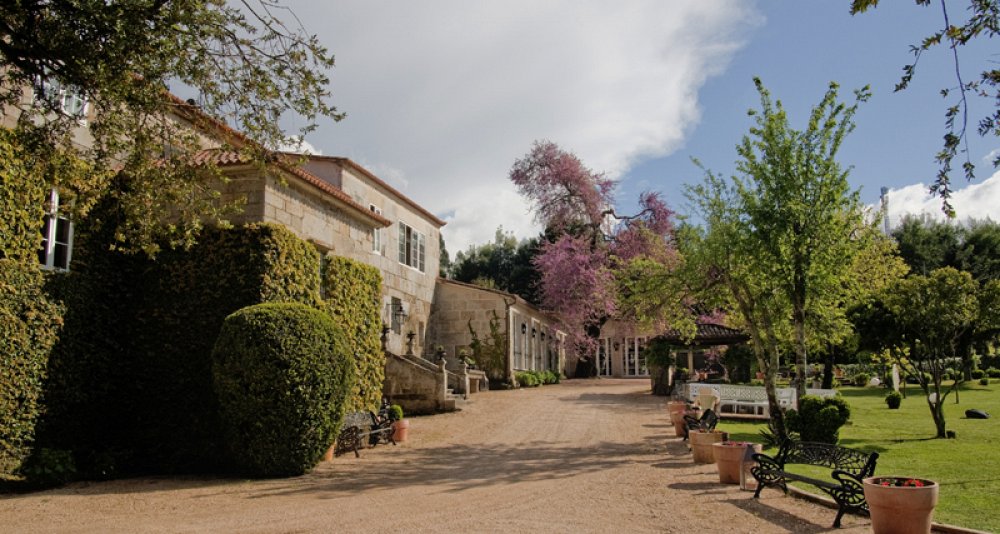 Oenological Gateway & Pazos de Galicia. The Camellia Route