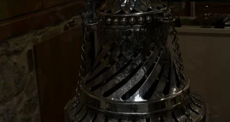  Primer plano del famoso Botafumeiro dentro de la Catedral de Santiago de Compostela_337