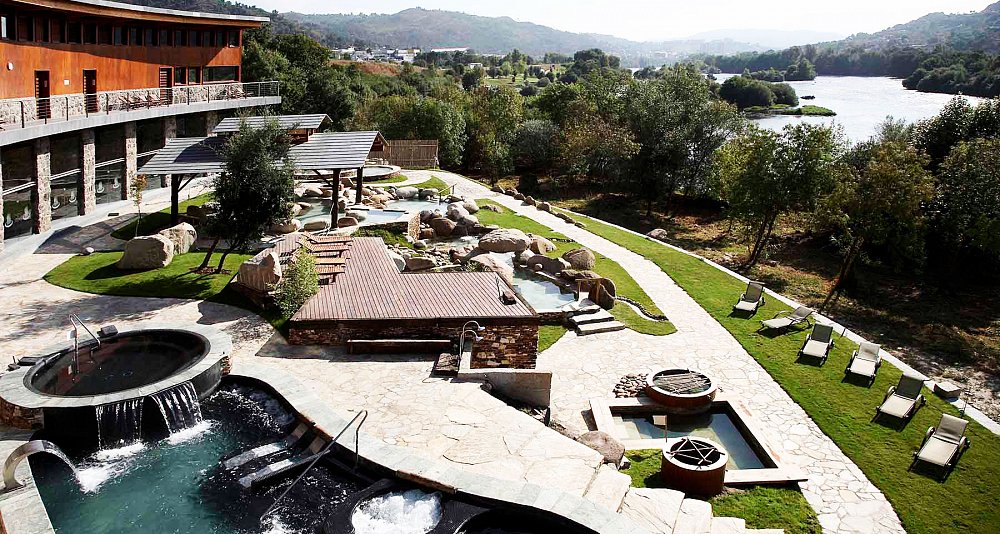 Private Circuit through the Interior of Galicia: Charming Pazos and Accommodations