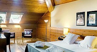 Private Circuit through the Interior of Galicia: Charming Pazos and Accommodations