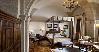 Private Circuit through the Interior of Galicia: Charming Pazos and Accommodations