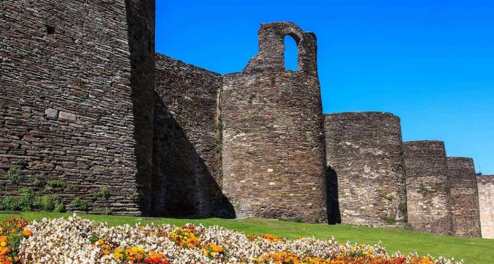 Private Circuit through the Interior of Galicia: Charming Pazos and Accommodations