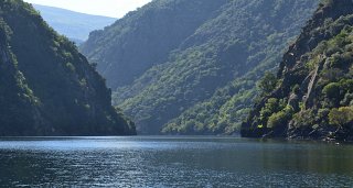 Ruta en catamarán por el Cañón del Sil