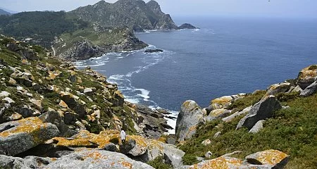 Stunning cliff of the Cíes Islands by the Atlantic Ocean_11 Stunning cliff of the Cíes Islands by the Atlantic Ocean_11