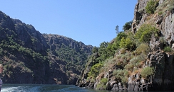 Turistic train through Sil Canyon