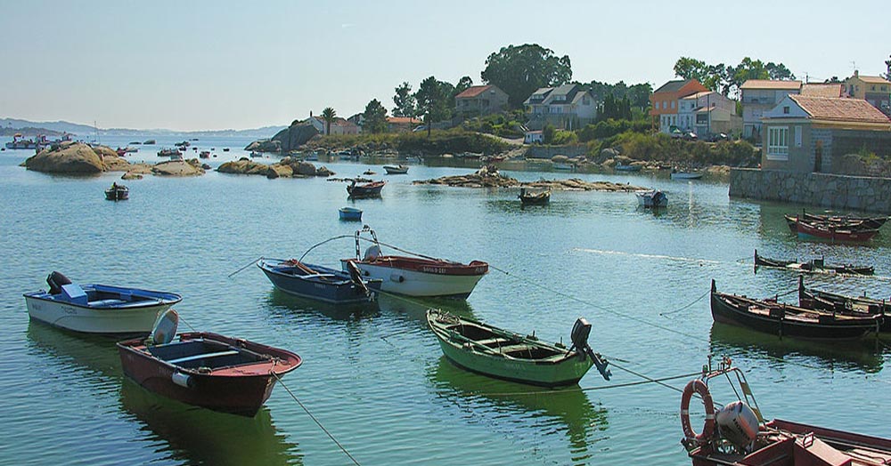 Paisaje de la ciudad con barcos de la zona.